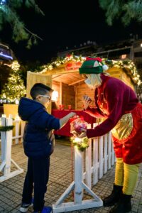 Από 23 Δεκεμβρίου έως 6 Ιανουαρίου: Δέκα γειτονιές της Αθήνας μεταμορφώνονται σε πολύχρωμα Χριστουγεννιάτικα Χωριά