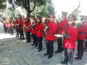 Το πολύχρωμο γαϊτανάκι της αποκριάς στις γειτονιές της πόλης