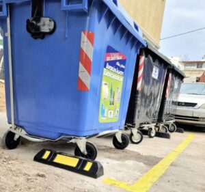 Δήμος Αθηναίων: Τι είναι οι κίτρινοι “σηματοδότες” που τοποθετούνται γύρω από τους κάδους απορριμμάτων