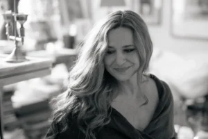 Ο Αθήνα 9.84 παρουσιάζει την Ευανθία Ρεμπούτσικα στα σκαλιά του Αρχαιολογικού Μουσείου