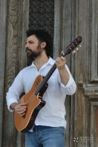 «Ρίζα από φως» με τον Πάνο Μπούσαλη Πέμπτη 6 Ιουλίου 2023 21:00 | Πλατεία Αγίου Γεωργίου, Κυψέλη