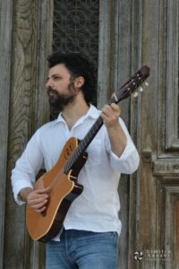 «Ρίζα από φως» με τον Πάνο Μπούσαλη Πέμπτη 6 Ιουλίου 2023 21:00 | Πλατεία Αγίου Γεωργίου, Κυψέλη