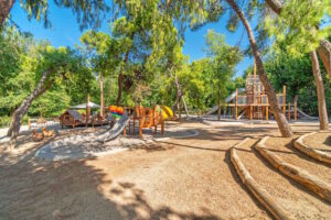 Δήμος Αθηναίων: Μια ονειρική παιδική χαρά καλωσορίζει τα παιδιά στον αναμορφωμένο Εθνικό Κήπο – Τα όργανα και τα παιχνίδια σχεδιάστηκαν αποκλειστικά για τον ιστορικό Κήπο της πόλης  