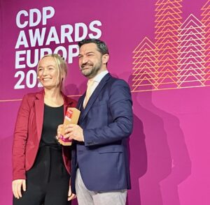 Ο Δήμος Αθηναίων βραβεύτηκε στο Παρίσι στις 26 Μαρτίου 2024 από τον Διεθνή Οργανισμό CDP (Carbon Disclosure Project) για την καταγραφή του περιβαλλοντικού του αποτυπώματος.