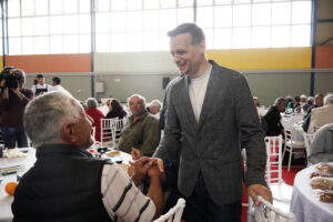 Πασχαλινό «Γεύμα Αγάπης» στο Ρουφ – Χάρης Δούκας: «Η Αθήνα δείχνει την αλληλεγγύη της. Όχι μόνο τις γιορτές αλλά κάθε μέρα, στεκόμαστε ο ένας δίπλα στον άλλον»