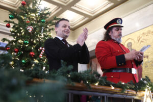 Χ. Δούκας: «Να γιορτάσουμε στη στολισμένη Αθήνα και να ανοίξουμε την αγκαλιά μας γι’ αυτούς που το έχουν περισσότερη ανάγκη»