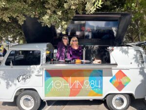 Δήμος Αθηναίων: Το Χριστουγεννιάτικο VAN του Αθήνα 9.84  στις γειτονιές της πόλης