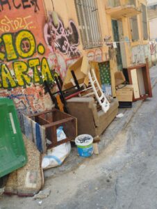 Βαν με παλιά έπιπλα «έπνιξε» πεζοδρόμιο στον Άγιο Παντελεήμονα