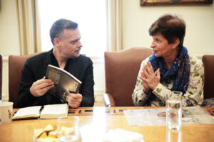 Η Αθήνα τιμά τον Μανώλη Γλέζο