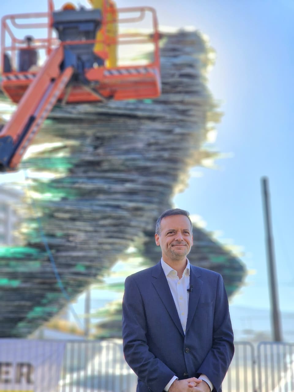 Δήμος Αθηναίων: Καθαρίστηκε το εμβληματικό γλυπτό «Δρομέας»