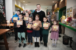 Δήμος Αθηναίων: Δωρεάν ηλεκτρικό ρεύμα για 22 χρόνια σε μονογονεϊκή οικογένεια μέσω του ΓΑΕΦ