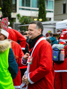 Δήμος Αθηναίων: Περισσότεροι από 1.000 Αϊ Βασίληδες συμμετείχαν στο Athens Santa Run 2025