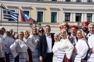 Δήμος Αθηναίων: Τσικνοπέμπτη με 800 κιλά κρέας – 6.000 καλαμάκια και 3.000 σούβλες κεμπάπ «ρίχτηκαν» στα κάρβουνα