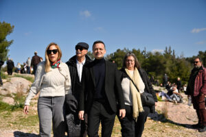 Δήμος Αθηναίων: Πλήθος κόσμου υποδέχτηκε τη Σαρακοστή με παραδοσιακό γλέντι στον Λόφο του Φιλοπάππου την Καθαρά Δευτέρα